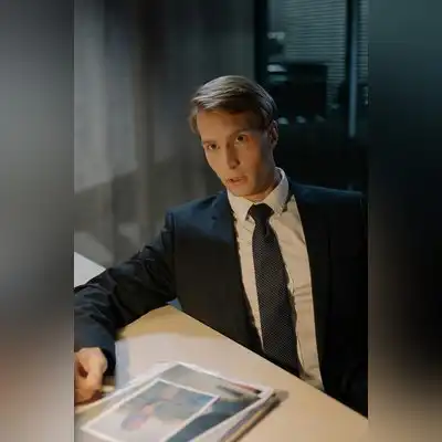 小何